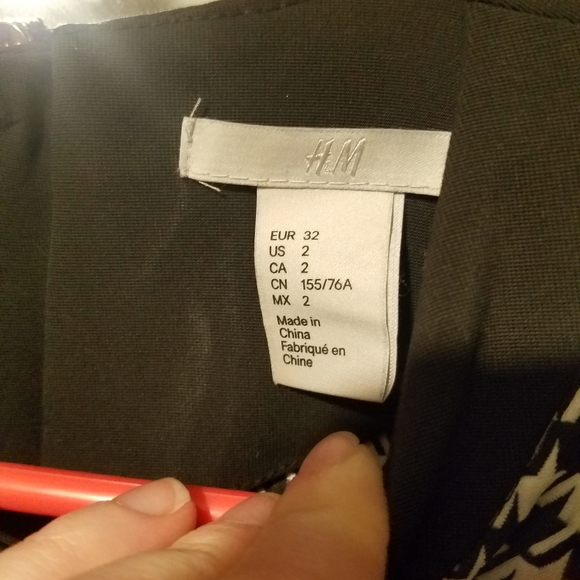 🚫DONATED🚫🍭5/$30🍭H&M Houndstooth Body Con Sleaved Dress - Picture 3 of 6